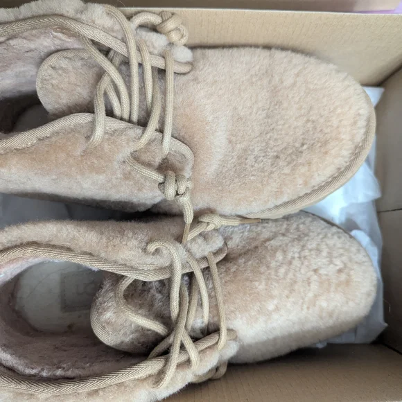 EUC UGG Neumel Cozy - Picture 5 of 7